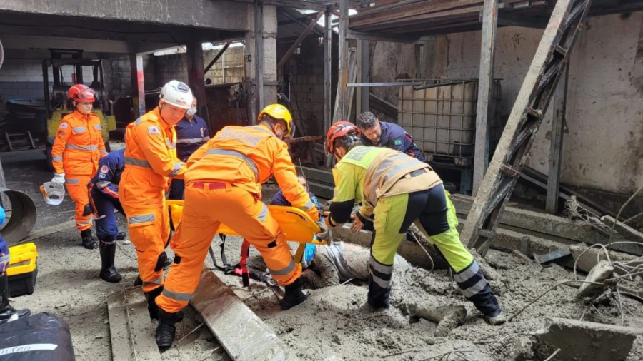 Duas pessoas ficam feridas após laje de empresa desabar em Contagem