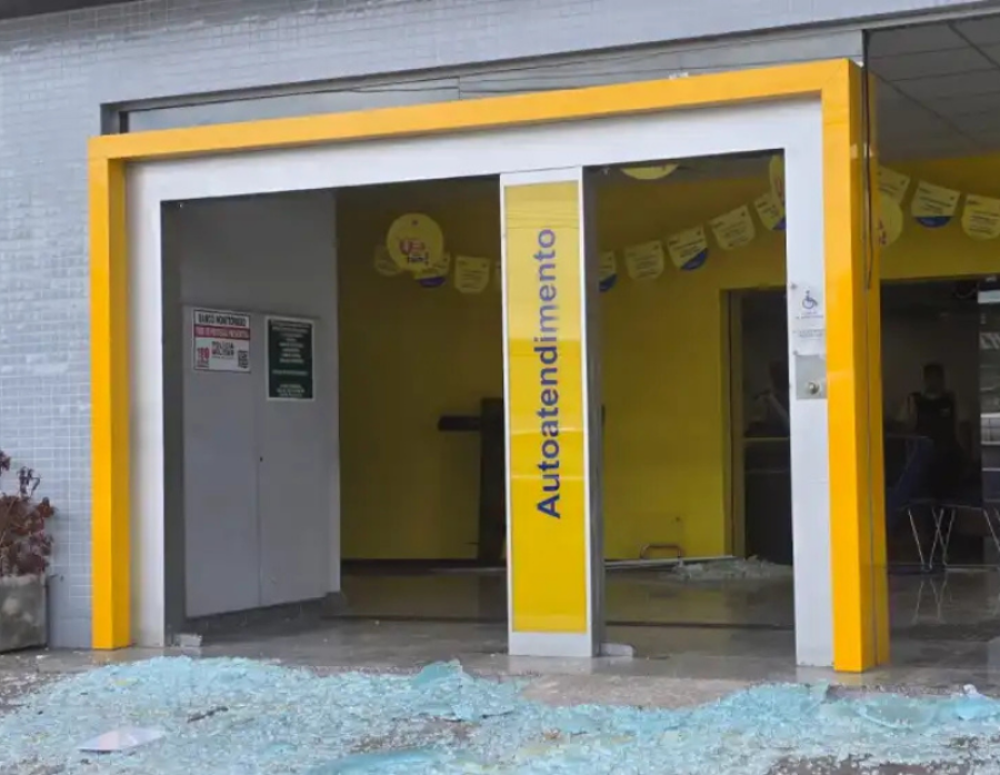 Homem invade e depreda agência do Banco do Brasil em Contagem