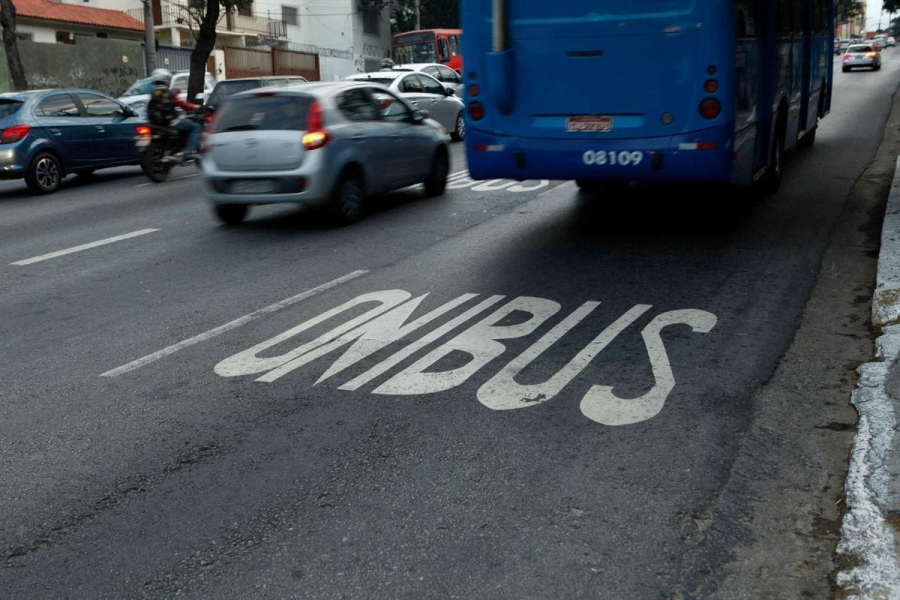 Carros e táxis ganham acesso ampliado às faixas exclusivas de ônibus em BH