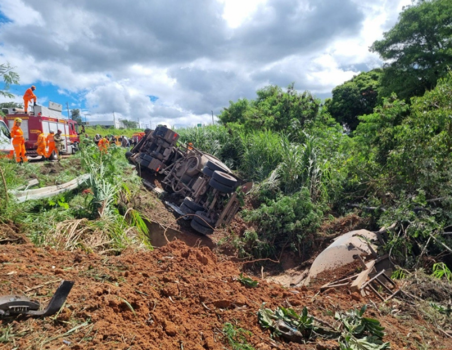 Capotamento de carreta com carga de cimento deixa uma vítima fatal na MG-050, em Formiga