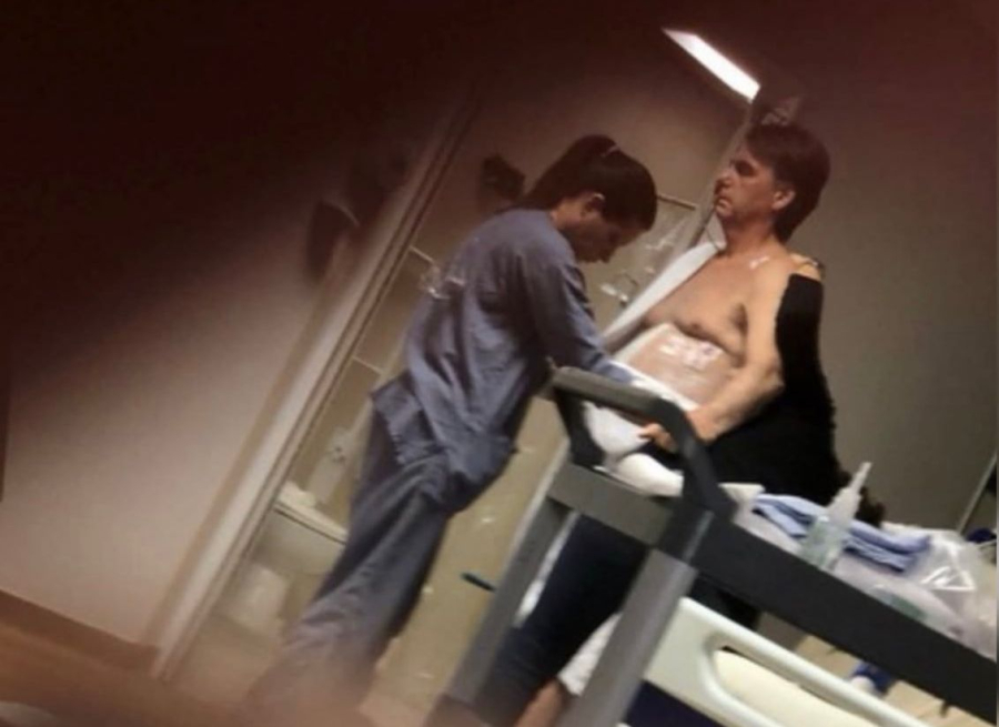 Bolsonaro deixa UTI, mas segue com quadro delicado, diz filho